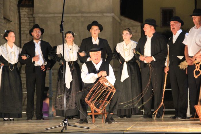 DISPLAY OF SONGS, DANCES AND CUSTOMS OF THE ISTRIAN ITALIAN COMMUNITY